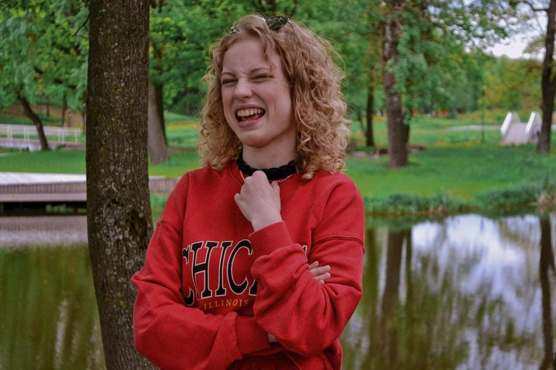 Hur man matchar sweatshirt och keps för smart vardagsklädsel.