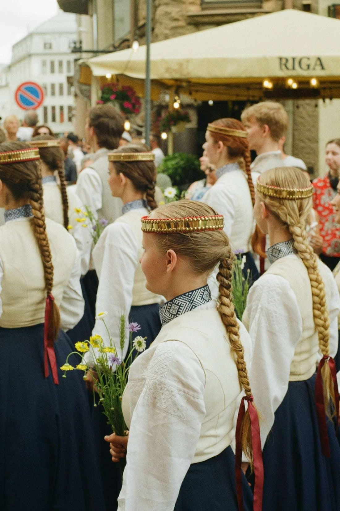 Jämförelse Mellan Traditionella Figurer Och Moderna Digitala Representationer