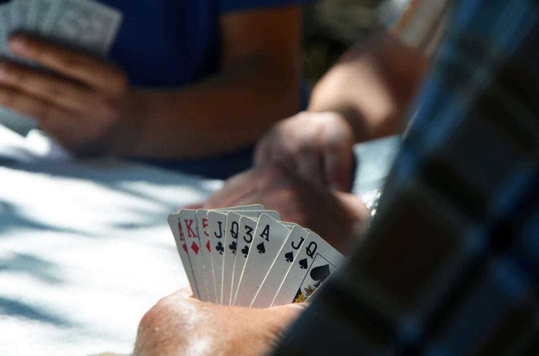 Engagerande kortspel för spelkvällar med vänner