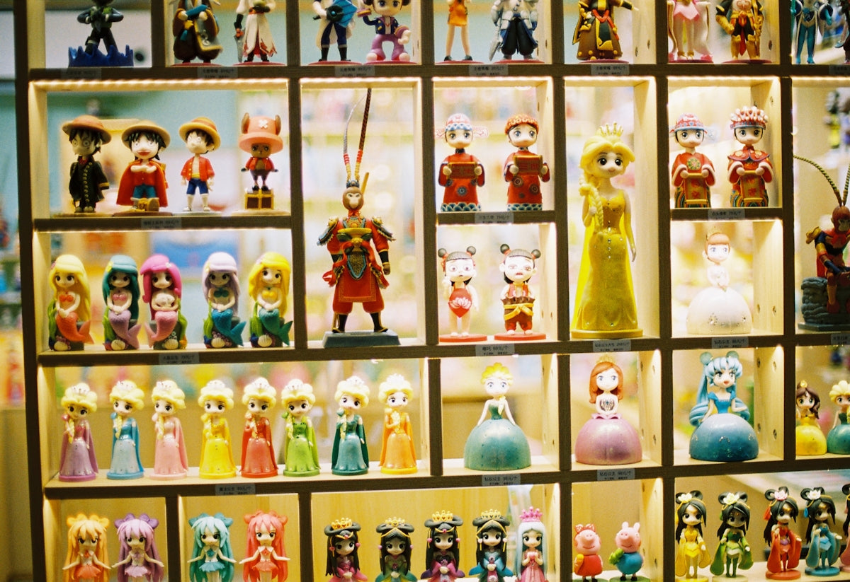 gold and red ceramic figurines