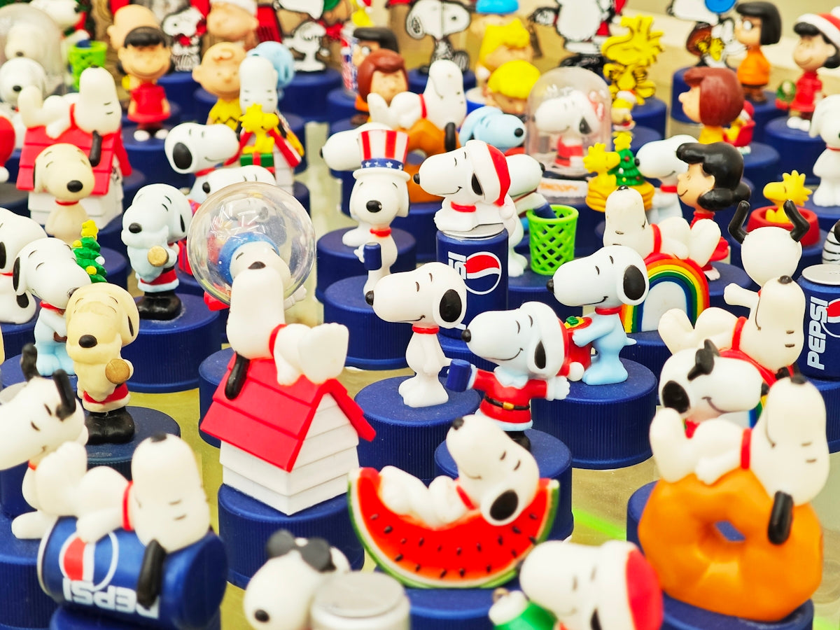 a bunch of small figurines that are on a table