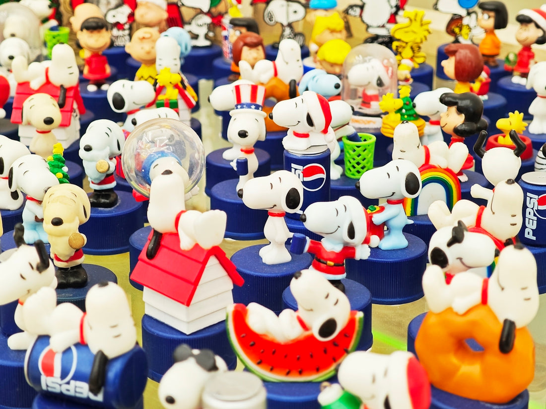 a bunch of small figurines that are on a table