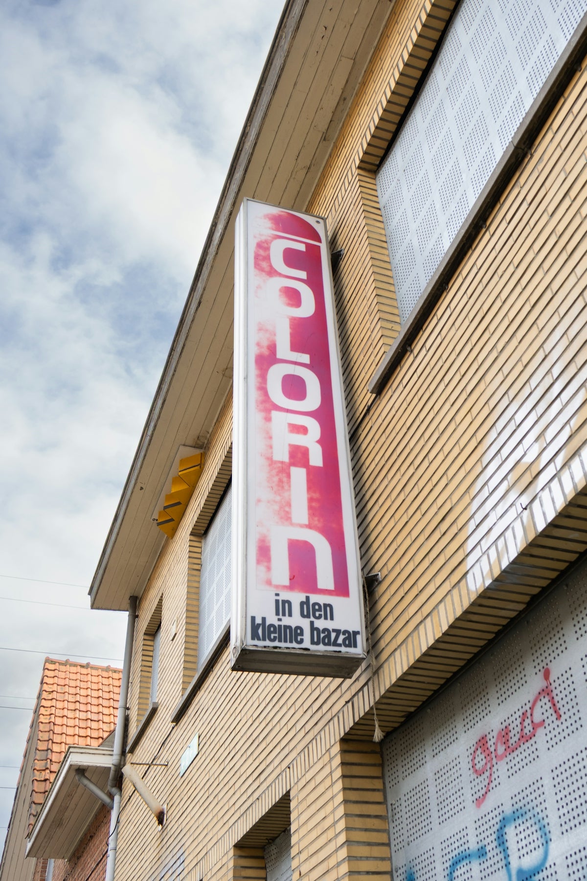 A sign for a shop called colorin.