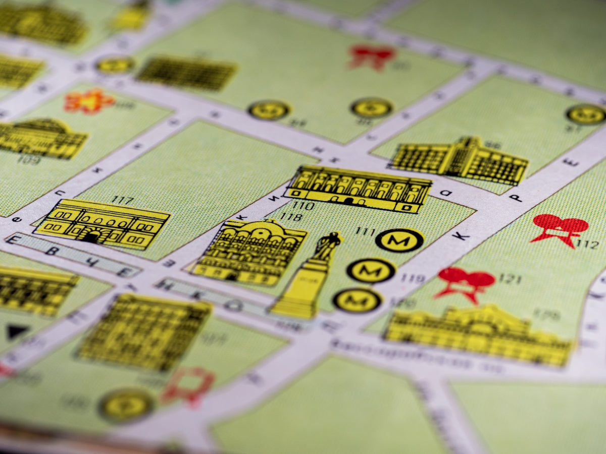 A detailed map shows buildings and streets.