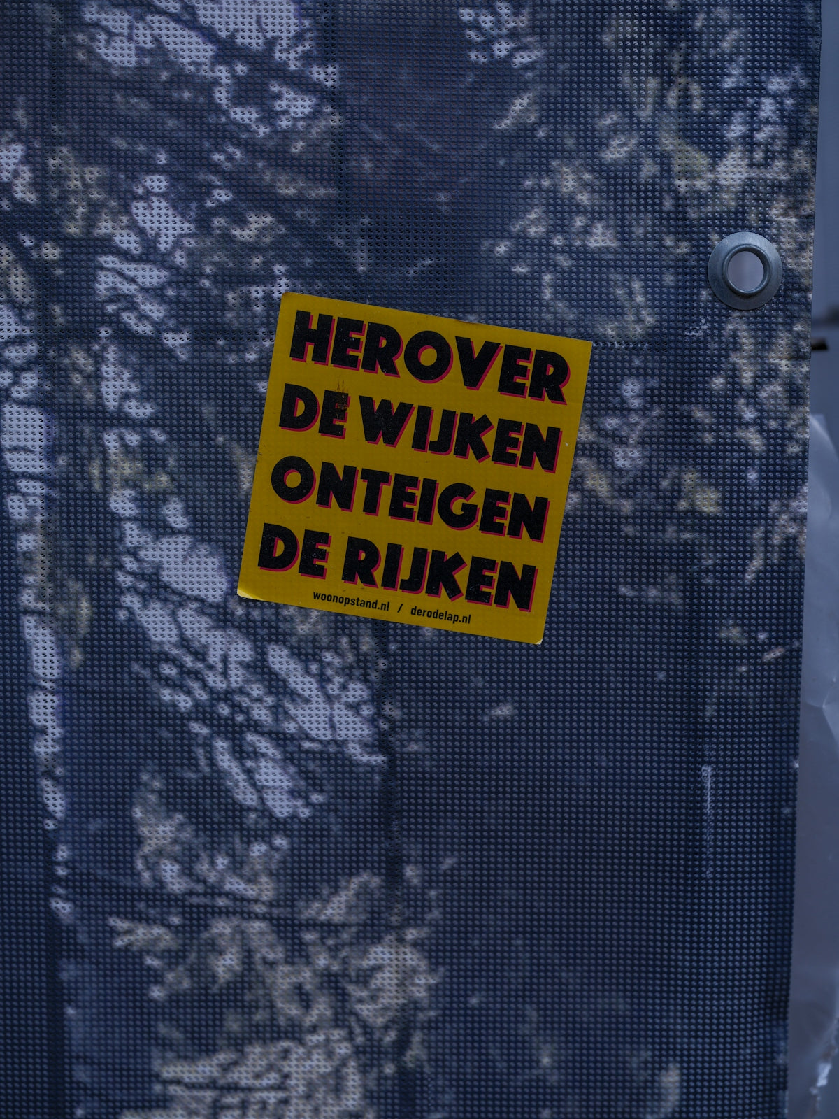 Yellow sign with dutch text on a blue background.