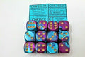 Chessex Gemini 16mm d6 med pips Tärningsblock (12 Tärningar) - Lila-Turkos med Guld Chessex