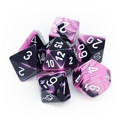 Chessex Gemini Polyhedral 7-Die Set - Svart-Rosa med Vit Chessex