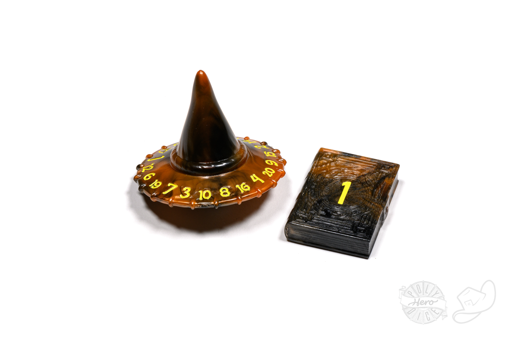 PolyHero Wizard d20 Wizard Hat och d2 Spellbook i Smoldering Ember Tabletop Tycoon