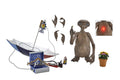 E.T. (40-årsjubileum) – 7” Skala Actionfigur – Ultimate Deluxe E.T. med LED Kista NECA